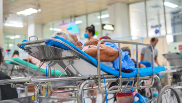 Urgences : une cinquantaine d'hôpitaux "actuellement en tension", indique Frédéric Valletoux