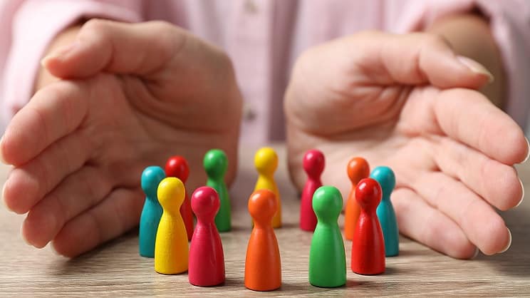 Des millions de personnes victimes de « maltraitance institutionnelle », selon un rapport