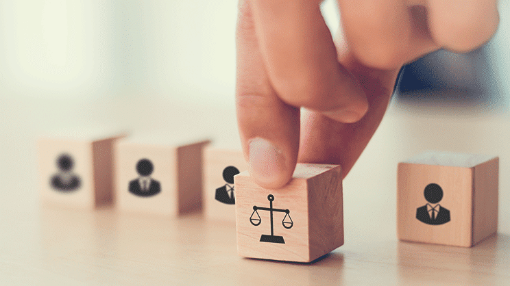 L'attribution d'un marché à une entreprise ayant formulée une offre irrégulière ouvre un droit à indemnité à un candidat irrégulièrement évincé