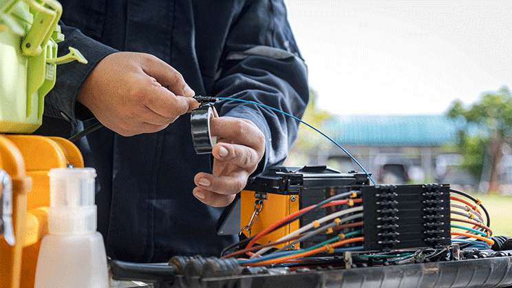Numérique : le ministre de l'Industrie ne s'engage pas à financer la couverture fibre à 100%