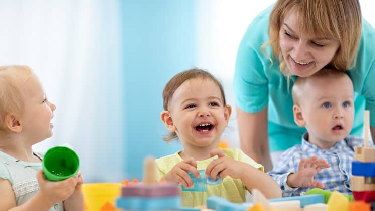 Le décret mettant fin au régime dérogatoire des micro-crèches publié au Journal officiel