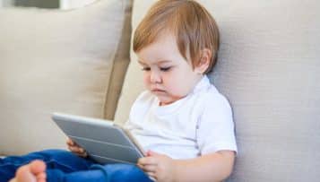 Enfants et écrans : exposition précoce, quotidienne, avec des inégalités sociales, selon une étude