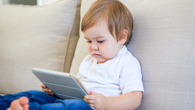 Enfants et écrans : exposition précoce, quotidienne, avec des inégalités sociales, selon une étude