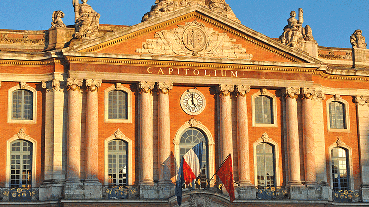 En pleine crise politique, les élus locaux assurent "tenir la baraque"