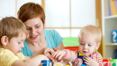 Protection des enfants : attestation d’honorabilité obligatoire pour les professionnels et les bénévoles