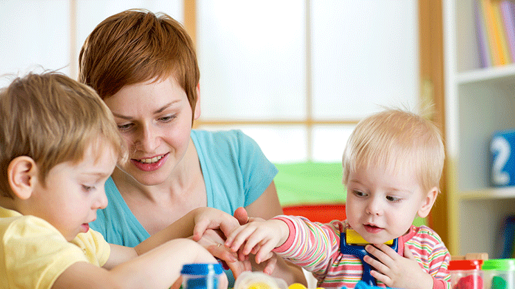 Protection des enfants : attestation d’honorabilité obligatoire pour les professionnels et les bénévoles