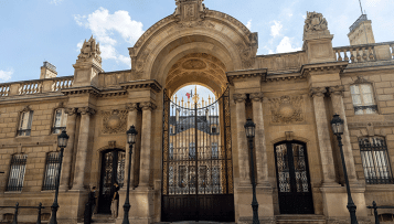 Un gouvernement Lecornu déjà en sursis, largement reconduit et critiqué