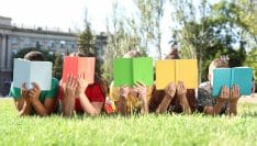 À l'ère des écrans, un plan pour « réenchanter » la lecture chez les jeunes