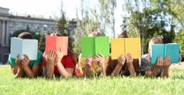 À l'ère des écrans, un plan pour « réenchanter » la lecture chez les jeunes