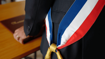 Budget 2026 : le Sénat approuve la prime de 500 euros pour les maires