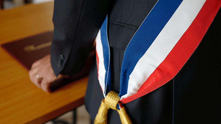 Budget 2026 : le Sénat approuve la prime de 500 euros pour les maires