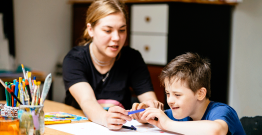Handicap à l'école : le Sénat rejette un texte offrant aux AESH un statut de fonctionnaire