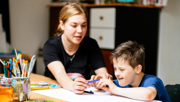 Handicap à l'école : le Sénat rejette un texte offrant aux AESH un statut de fonctionnaire