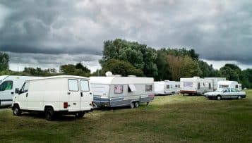 Gens du voyage : le Sénat renforce la répression des installations illicites