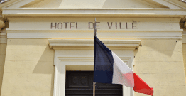 Quelle est l'étendue de la protection fonctionnelle d'un maire en cas de mise cause pour délit de favoritisme ?