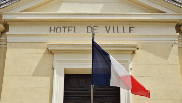 Quelle est l'étendue de la protection fonctionnelle d'un maire en cas de mise cause pour délit de favoritisme ?