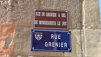 Comment les élus peuvent-ils décider du nom d'un lieu ?