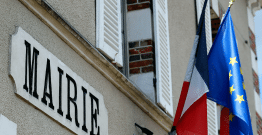 Des maires RN nouvellement élus retirent les drapeaux européens de leurs hôtels de ville