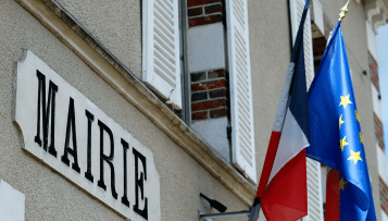 Des maires RN nouvellement élus retirent les drapeaux européens de leurs hôtels de ville