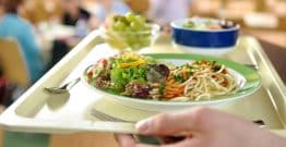 La vaisselle en plastique ne quittera pas la table des cantines scolaires