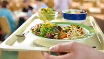 La vaisselle en plastique ne quittera pas la table des cantines scolaires