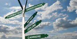 Le gouvernement présente une stratégie pour l'emploi des jeunes