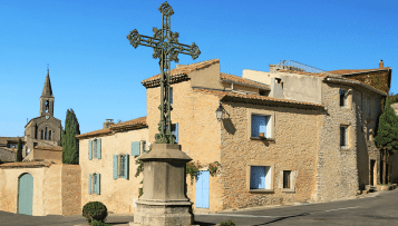 Une commune peut-elle mettre une croix catholique sur le domaine public ?