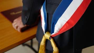 Près de 2 500 atteintes aux élus recensées en 2025 selon le CALAÉ
