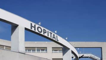 Hôpitaux : le gouvernement dément vouloir fermer 16 000 lits en 3 ans